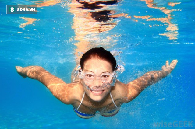 Chuyên gia Mỹ chỉ bạn cách lôi nước ra khỏi tai gây khó chịu khi đi bơi - Ảnh 1.