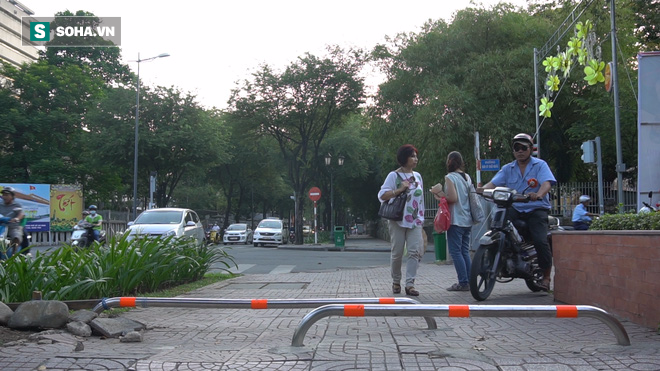 Bất chấp barie, người dân thản nhiên lạng lách, chạy xe trên vỉa hè ở Sài Gòn - Ảnh 10.