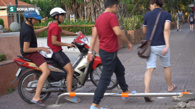 Bất chấp barie, người dân thản nhiên lạng lách, chạy xe trên vỉa hè ở Sài Gòn - Ảnh 12.