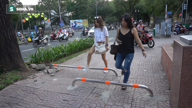 Bất chấp barie, người dân thản nhiên lạng lách, chạy xe trên vỉa hè ở Sài Gòn - Ảnh 2.