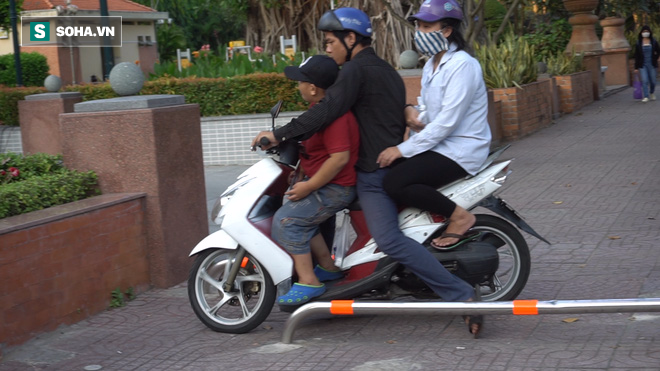 Bất chấp barie, người dân thản nhiên lạng lách, chạy xe trên vỉa hè ở Sài Gòn - Ảnh 11.