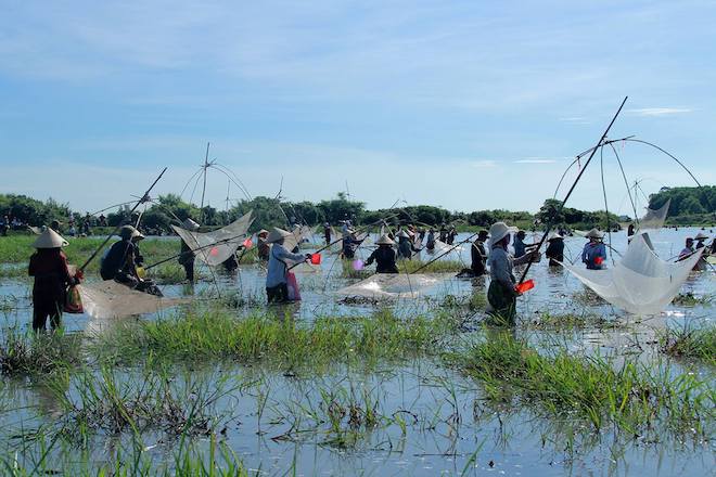 Cả làng hú lớn, tay nơm tay lưới ào xuống vực đánh cá Đồng Hoa - Ảnh 3.
