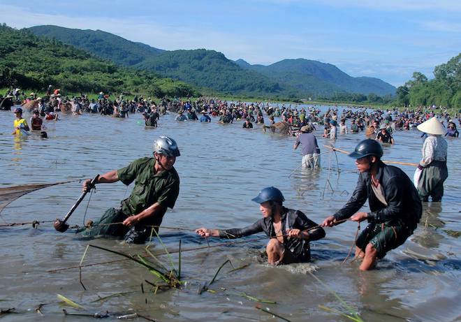 Cả làng hú lớn, tay nơm tay lưới ào xuống vực đánh cá Đồng Hoa - Ảnh 16.