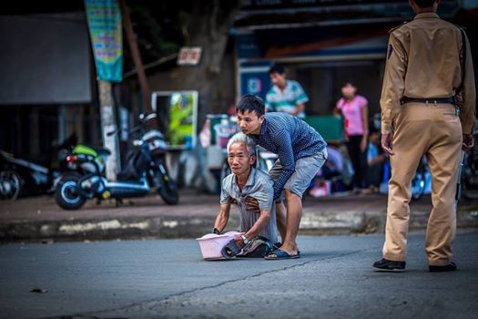 Bánh mỳ kẹp thịt, cái nhếch mép của cô tiểu thư và nụ cười của bác xe ôm - Ảnh 3.