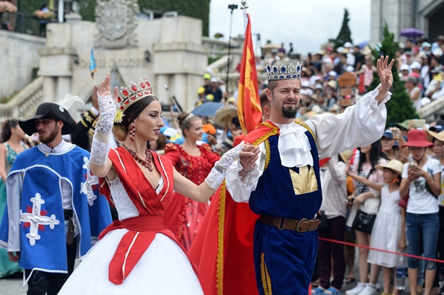 Tưng bừng carnival nghệ thuật quốc tế đầu tiên trên phố đi bộ Hà Nội - Ảnh 2.