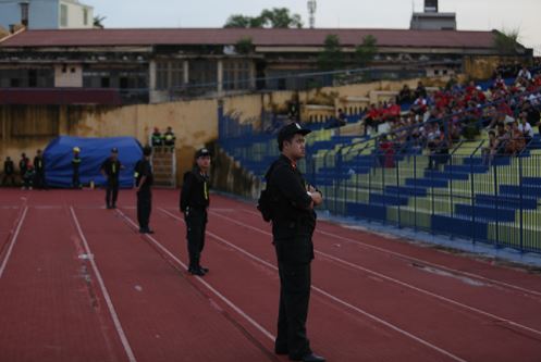 CĐV Hải Phòng cởi trần, vẽ lên người trêu ngươi BTC V-League - Ảnh 1.