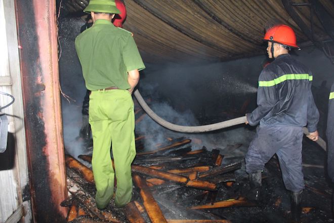 Nghệ An: Xưởng gỗ nghìn m2 cháy 10 giờ đồng hồ, thiệt hại khoảng 7 tỷ đồng - Ảnh 4.