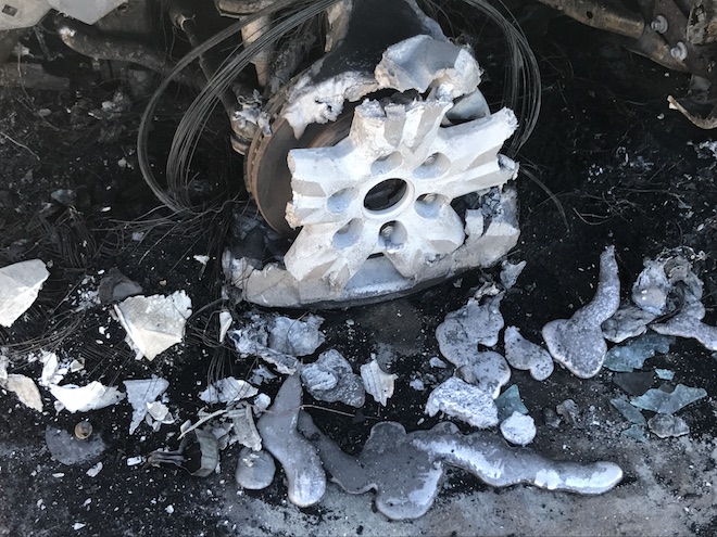 Dừng trước cổng Viện kiểm sát, xe Mazda BT50 bất ngờ cháy trơ khung - Ảnh 10.