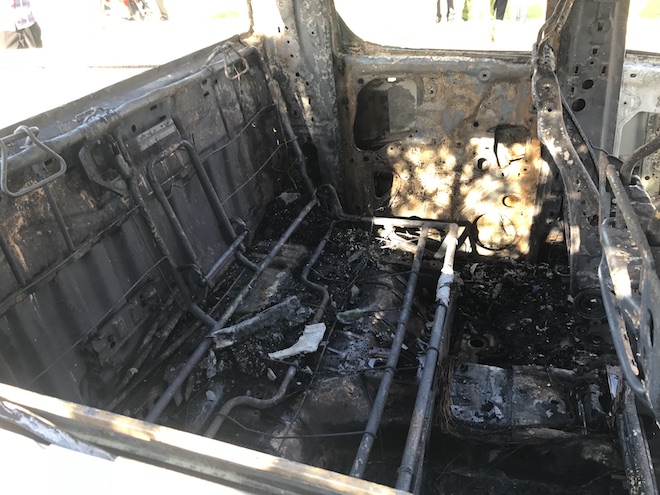 Dừng trước cổng Viện kiểm sát, xe Mazda BT50 bất ngờ cháy trơ khung - Ảnh 9.
