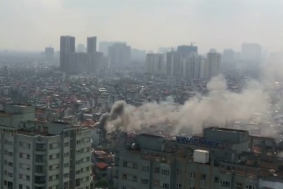 3 căn nhà trên phố Minh Khai cháy dữ dội, nối hàng trăm mét dây để dẫn nước - Ảnh 3.