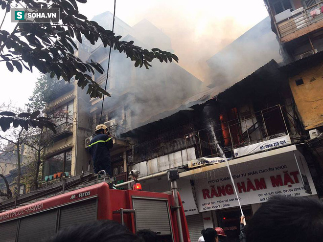 Hà Nội: Hai ngôi nhà trên phố cổ Bát Đàn cháy dữ dội, 1 người tử vong - Ảnh 2.