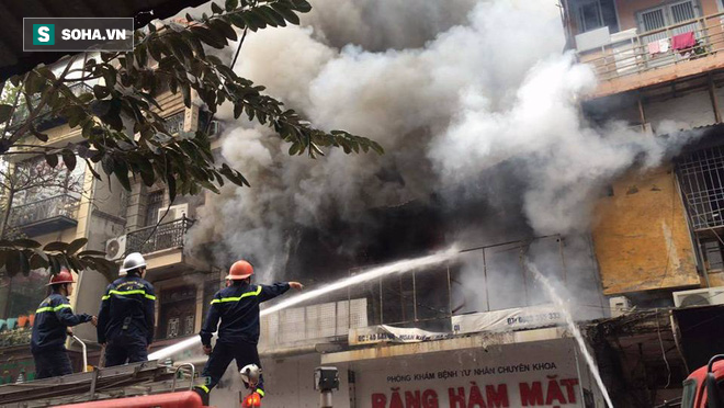 Hà Nội: Hai ngôi nhà trên phố cổ Bát Đàn cháy dữ dội, 1 người tử vong - Ảnh 3.