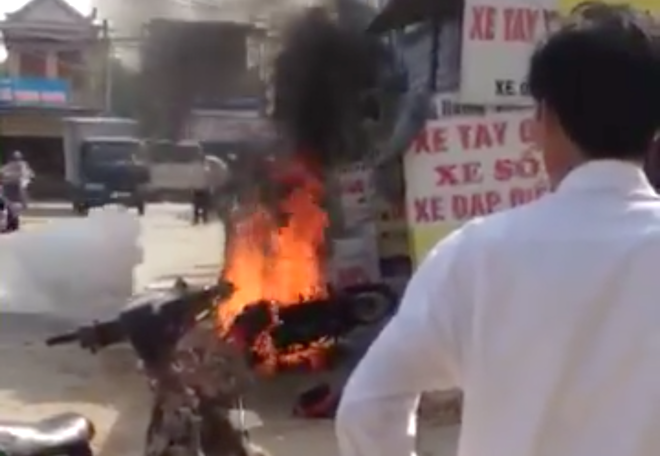 Video: Xe máy của khách bốc cháy khi đang sửa khiến nhiều người hú vía - Ảnh 2.