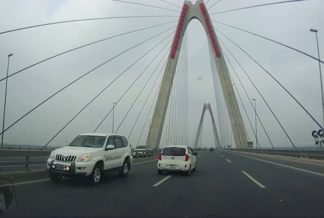 Xử phạt 1 trong 5 tài xế lái xe ô tô đi ngược chiều trên cầu Nhật Tân - Ảnh 4.