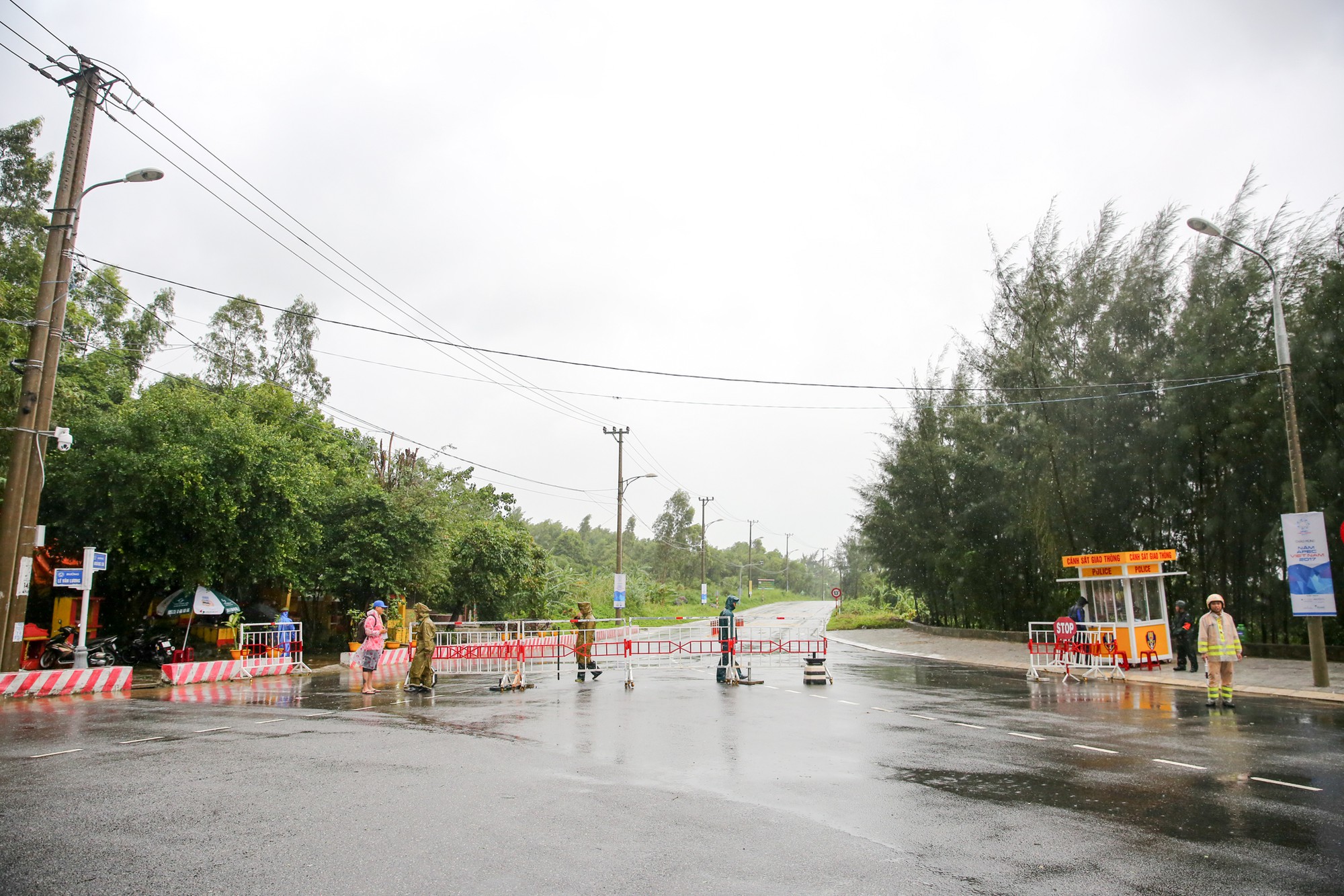 [PHOTO ESSAY] Toàn cảnh Đà Nẵng chạy đua với bão chuẩn bị cho khai mạc APEC - Ảnh 14.