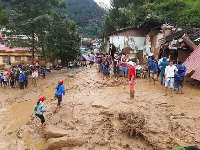 Lũ quét ở Yên Bái: Nước cuồn cuộn chảy mà tưởng ô tô ở đâu chạy về nhiều thế - Ảnh 2.