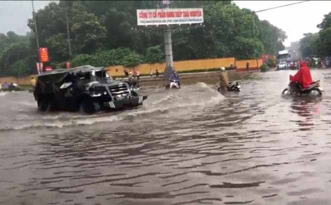 Thái Nguyên: Mưa lớn gây ngập nặng, điều xe chuyên dụng của quân đội đến giúp dân - Ảnh 1.