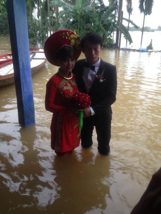 Tổ chức đám cưới trong ngày mưa ngập, cặp đôi đã có hành động khiến người ta bật cười - Ảnh 8.