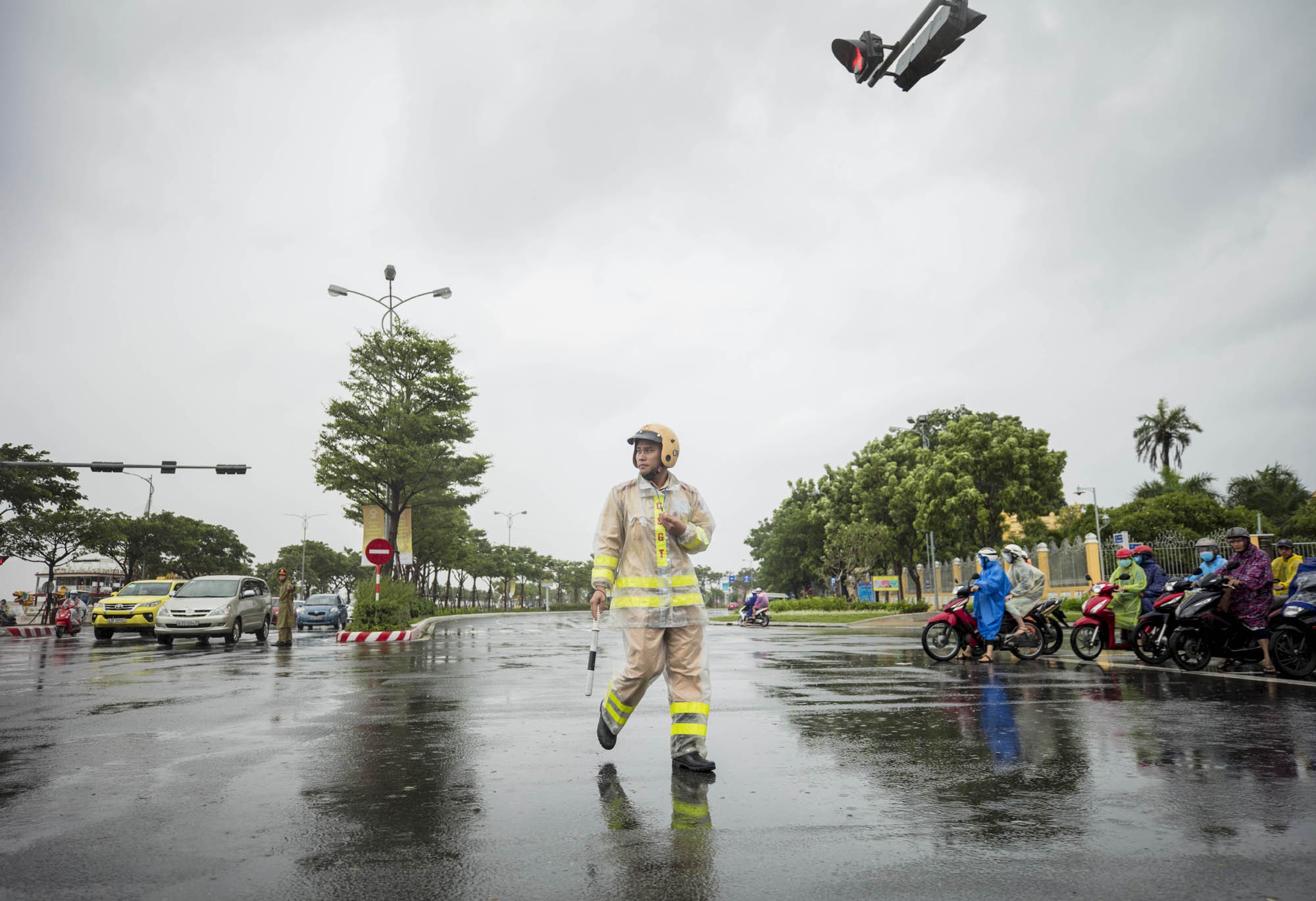 [PHOTO ESSAY] Toàn cảnh Đà Nẵng chạy đua với bão chuẩn bị cho khai mạc APEC - Ảnh 30.