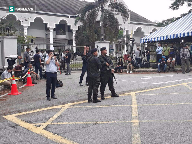 Đoàn Thị Hương đã được cảnh sát hộ tống tới tòa Sepang tham dự phiên tòa lần ba - Ảnh 2.
