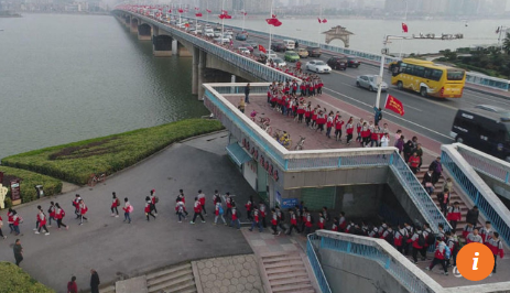 Hàng nghìn học sinh Trung Quốc đi bộ 40km mong vào đại học bằng mọi giá - Ảnh 1.