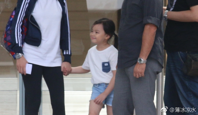 Con gái 5 tuổi của Lưu Đức Hoa lộ rõ mặt sau nhiều năm, chân dài, giống bố như đúc - Ảnh 1.