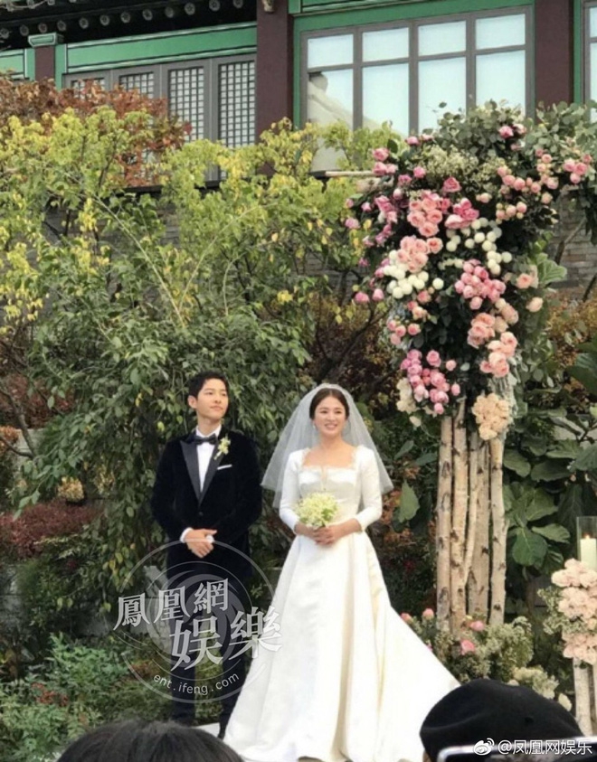 [TRỰC TIẾP TỪ HÀN QUỐC] Siêu đám cưới Song Hye Kyo - Song Joong Ki: Cô dâu chú rể tươi rói bên dàn khách mời hạng A - Ảnh 19.