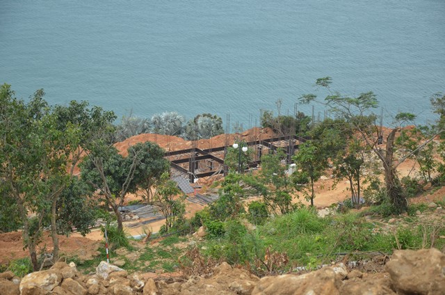 Thành ủy Đà Nẵng buộc tháo dỡ 40 hạng mục trái phép khu nghỉ dưỡng trên núi Sơn Trà - Ảnh 1.