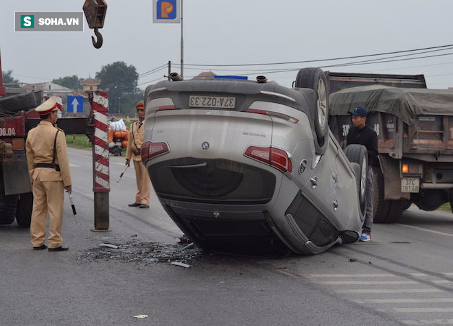 Xế hộp lật ngửa trên quốc lộ sau khi va chạm với xe hổ vồ - Ảnh 3.