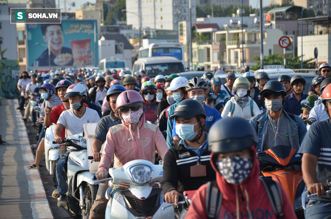 Hai thanh niên rơi xuống kênh Tàu Hủ, 1 người tử vong - Ảnh 2.