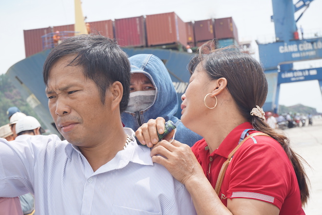 Boong tàu lật úp khá tối và nước đục, gây khó khăn cho thợ lặn tìm kiếm người - Ảnh 3.