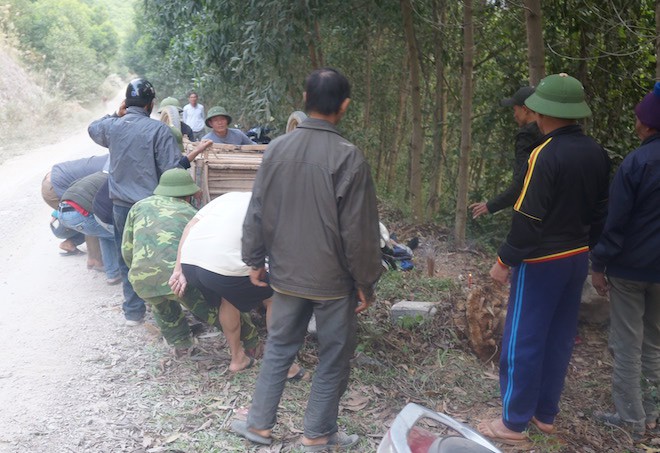 Lao vào cột mốc, người đàn ông bị xe lôi tự chế đổ đè tử vong - Ảnh 1.