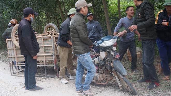 Lao vào cột mốc, người đàn ông bị xe lôi tự chế đổ đè tử vong - Ảnh 2.