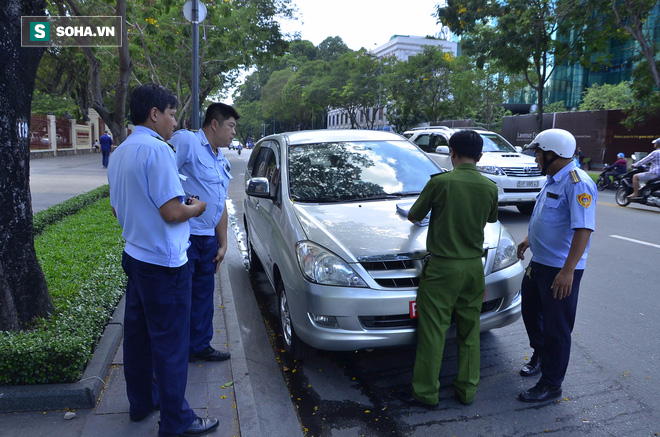 Tranh thủ giờ nghỉ trưa, ông Đoàn Ngọc Hải bắt 2 ô tô biển đỏ đậu sai quy định - Ảnh 2.