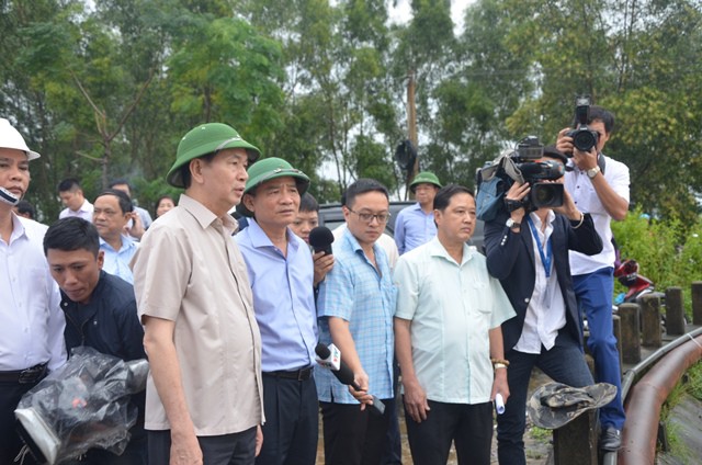 Chủ tịch nước Trần Đại Quang vào thăm người dân vùng rốn lũ Đà Nẵng  - Ảnh 2.