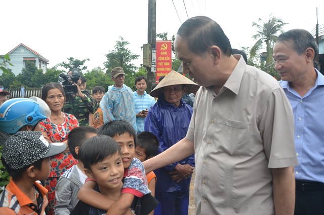 Chủ tịch nước Trần Đại Quang vào thăm người dân vùng rốn lũ Đà Nẵng  - Ảnh 8.