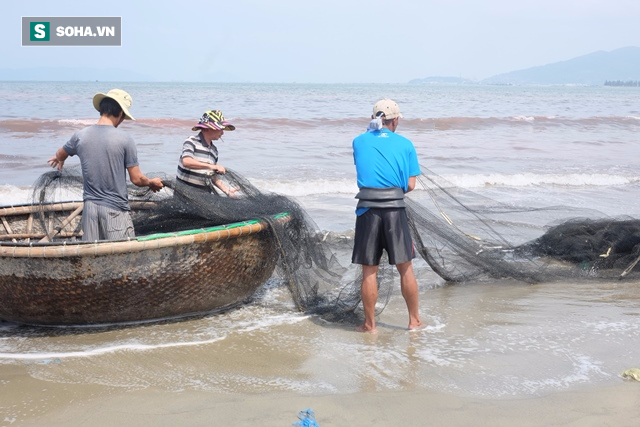 Xuất hiện thêm vệt nước màu đỏ dài gần 50m trên biển Đà Nẵng - Ảnh 2.