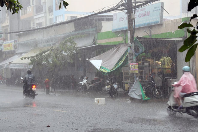 Hàng loạt chuyến bay tại Tân Sơn Nhất bị ảnh hưởng do mưa lớn bất thường - Ảnh 4.