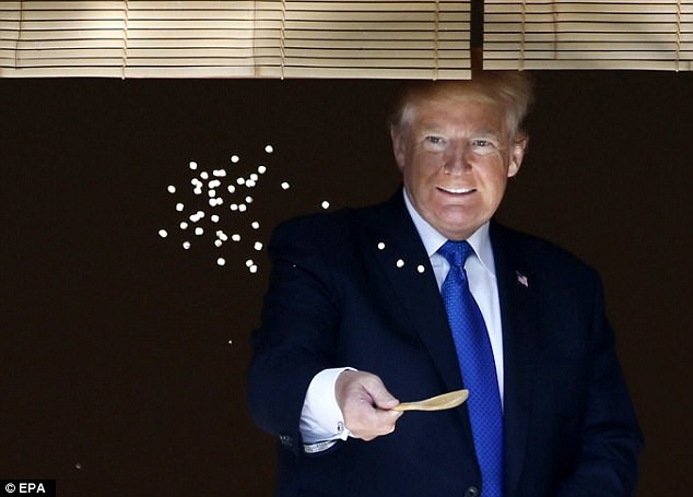 Tổng thống Trump gặp Nhật hoàng và cùng Thủ tướng Abe cho cá ăn - Ảnh 7.