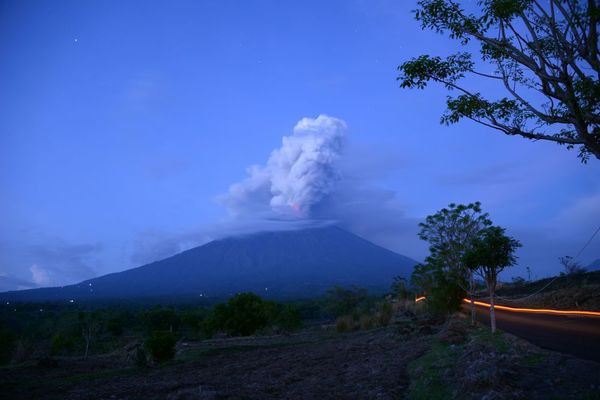 Núi lửa Agung tiếp tục phụt cột khói cao 4000m bất kể ngày đêm: Những thông tin mới nhất - Ảnh 4.