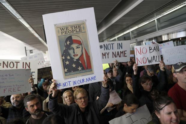 NYT: Cấm người tị nạn, Trump đang thử thách giới hạn của luật pháp và quyền hành pháp - Ảnh 1.