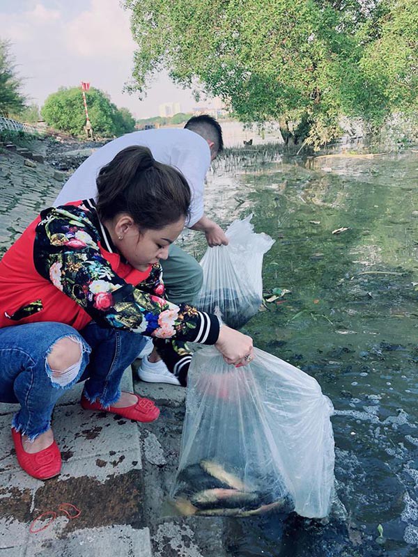 Lê Giang đi chùa tìm sự bình yên sau phát ngôn gây xôn xao về chồng cũ - Ảnh 2.