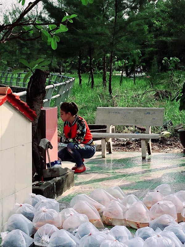 Lê Giang đi chùa tìm sự bình yên sau phát ngôn gây xôn xao về chồng cũ - Ảnh 8.