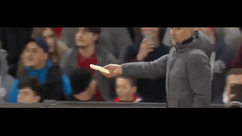 Hài hước: Mourinho tự tay bóc chuối đưa học trò ăn giữa trận đấu  - Ảnh 1.