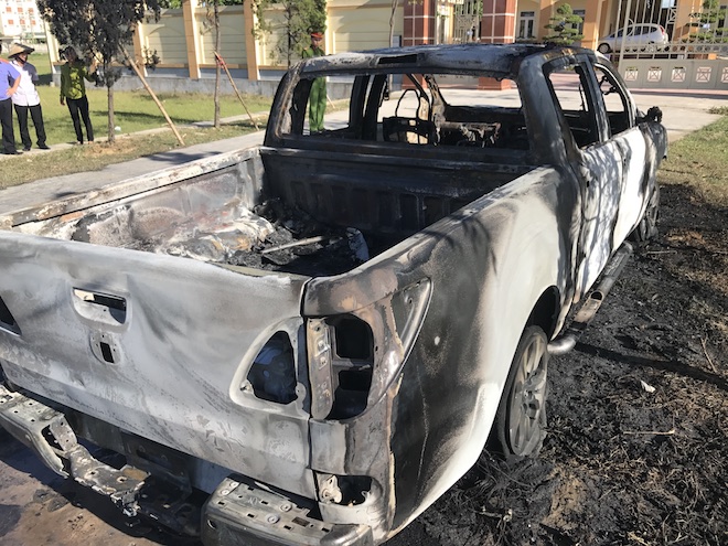 Dừng trước cổng Viện kiểm sát, xe Mazda BT50 bất ngờ cháy trơ khung - Ảnh 6.