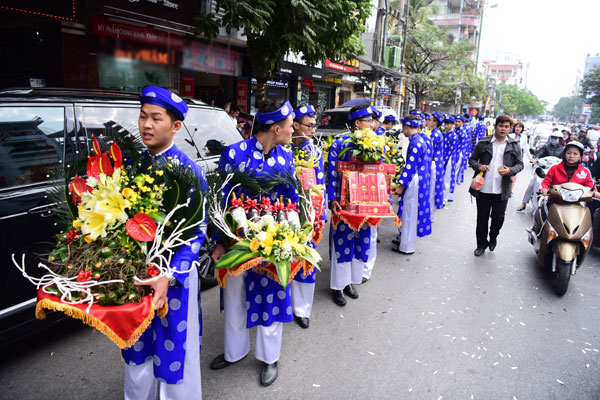 Toàn cảnh đám hỏi xa hoa, lộng lẫy của Thu Ngân: Hoa hậu buộc phải tháo bớt vàng - Ảnh 4.