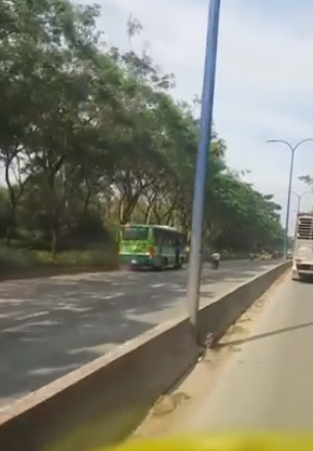 Xe buýt đi ngược chiều trên đường phố Sài Gòn