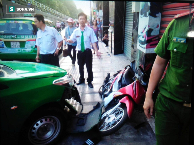 Tài xế taxi tông thẳng xe vào tên cướp trên đường phố Sài Gòn - Ảnh 1.