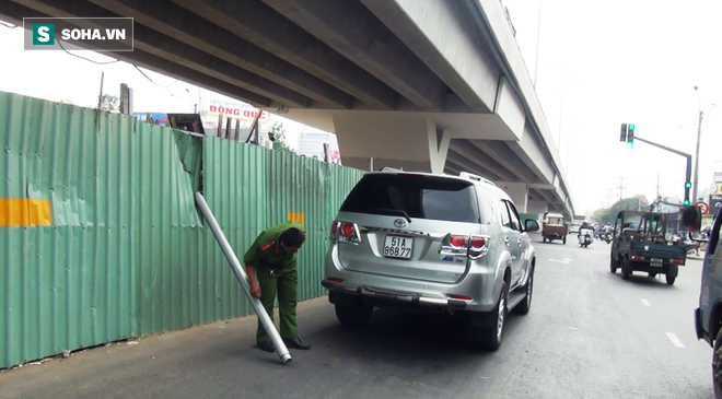 TP.HCM: Đang đi trên đường, ô tô 7 chỗ bị thanh chắn cầu vượt rơi trúng, chọc thủng nóc - Ảnh 4.