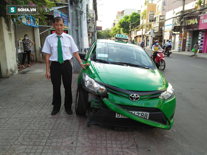 Tài xế taxi tông thẳng xe vào tên cướp trên đường phố Sài Gòn - Ảnh 4.